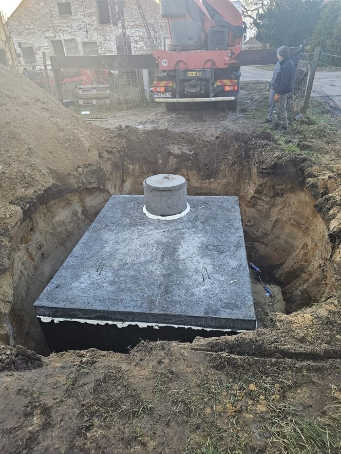 Montáž tesnej betónovej žumpy pomocou žeriavu HDS. Realizácia pre klienta z Liptovský Mikuláš